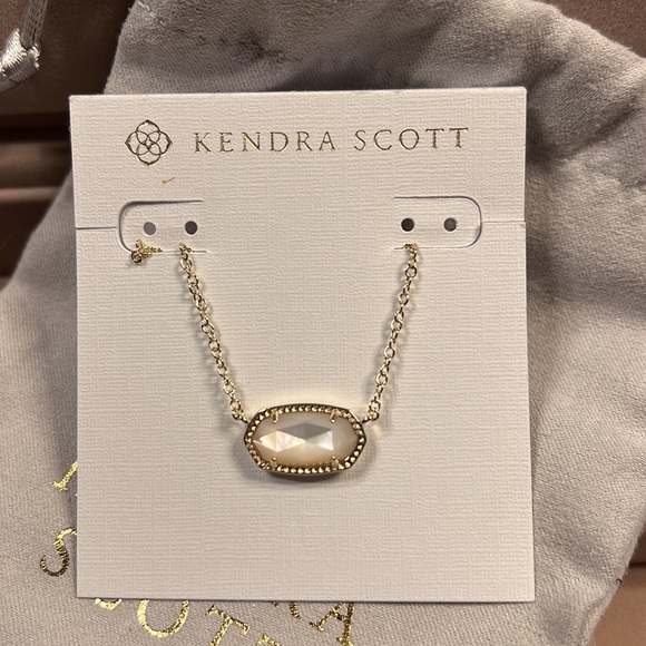 ❌SOLD❌Kendra Scott Elisa Necklace Ivory Pearl - Picture 2 of 3